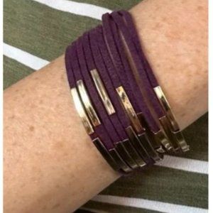 Purple suede bracelet with snap closure / gold detail